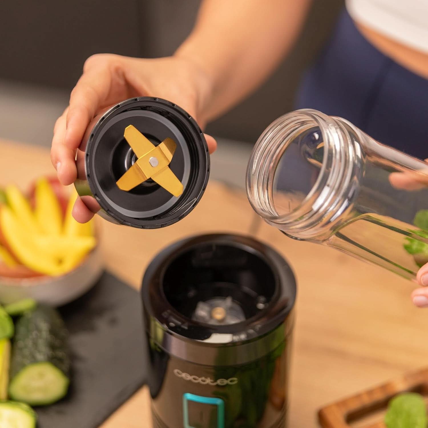 Cecotec Tragbarer Einzelstandmixer Power Titanium 300 Easygo. 350W, Zerkleinert Eis, 4 Klingen Mit Schwarzer Titanbeschichtung, Inklusive 2 Kühlröhren, 2 Tragbaren Bechern Und 2 Deckeln Mother and Child Naty Shop