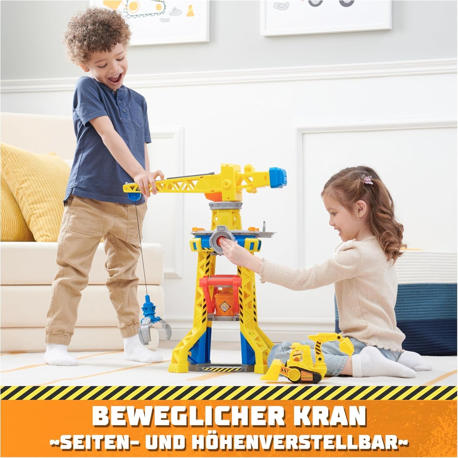 Rubble & Crew - Kran-Spielset Baupfoten Hof 68 cm, mit Rubble-Figur, Planierraupen-Fahrzeug und 340 g Build-it Kinetic Sand, Licht und Sound, ab 3 Jahren