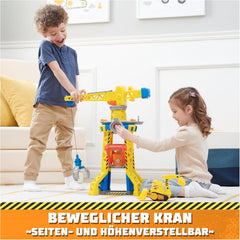 Rubble & Crew - Kran-Spielset Baupfoten Hof 68 cm, mit Rubble-Figur, Planierraupen-Fahrzeug und 340 g Build-it Kinetic Sand, Licht und Sound, ab 3 Jahren