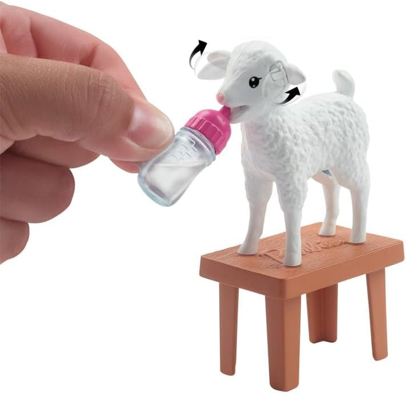 Barbie-Puppe zum 65. Jubiläum und 10 Zubehörteile, Hoftierärztin-Set mit Blonder Tierärztin-Puppe, Lamm mit bewegbaren Ohren und mehr, HRG42