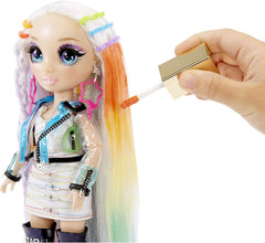 Rainbow High Hair Studio - Coffret exclusif de poupée Amaya Raine avec cheveux longs pour le coiffage - Comprend une craie à cheveux lavable, une brosse à cheveux et des accessoires - Cadeau pour les enfants de 6 ans et plus