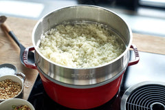 STAUB Gusseisen Bräter/Cocotte, Mit Dämpfeinsatz Aus Edelstahl, Rund 26 Cm, 5.2 L, Aromaregen Funktion Für Optimale Befeuchtung, Für Alle Herdarten Inkl. Induktion & Backofen, Kirschrot, Rot Moules et plaques pour pâtisserie Naty Shop