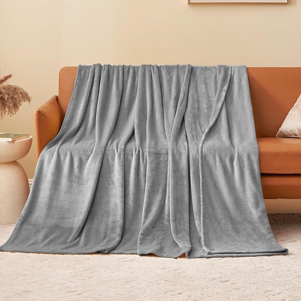 Aisbo Couverture douillette Couverture moelleuse Gris - Couverture polaire 150 x 200 cm XL Couverture de canapé chaude, couverture de vie confortable gris clair douce comme couverture de salon Couverture de canapé pour lits et couvertures d'hiver Besuche den Aisbo-Store