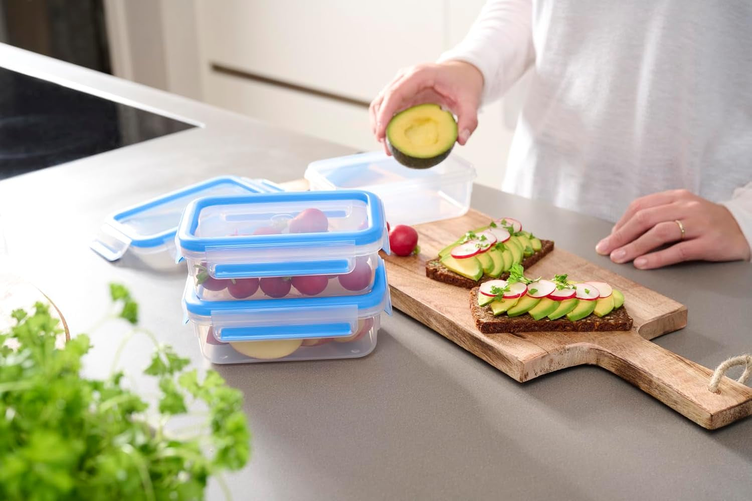 Emsa 508558 Récipients de conservation des aliments Clip & Close | Ensemble 3 pièces | 3 x 1 litre | -40 à +100 degrés | plastique | 100% scellé | sceau spécial pour la fraîcheur des boîtes de conservation des aliments Naty Shop