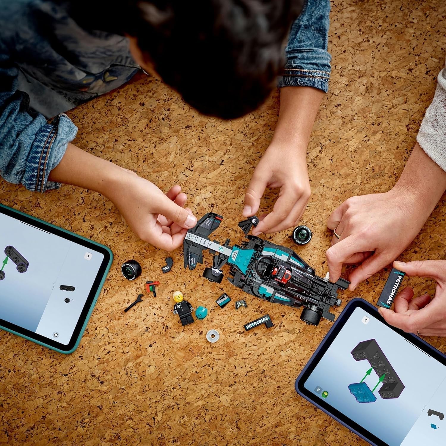 LEGO Speed Champions Mercedes-Amg F1 W15 Race Car - Jouet figurine de Formule 1 - Modèle de voiture à collectionner et à construire - Cadeau pour les garçons et les filles à partir de 10 ans ou les fans adultes 77244 Jeux de construction Besuche den LEGO-Store