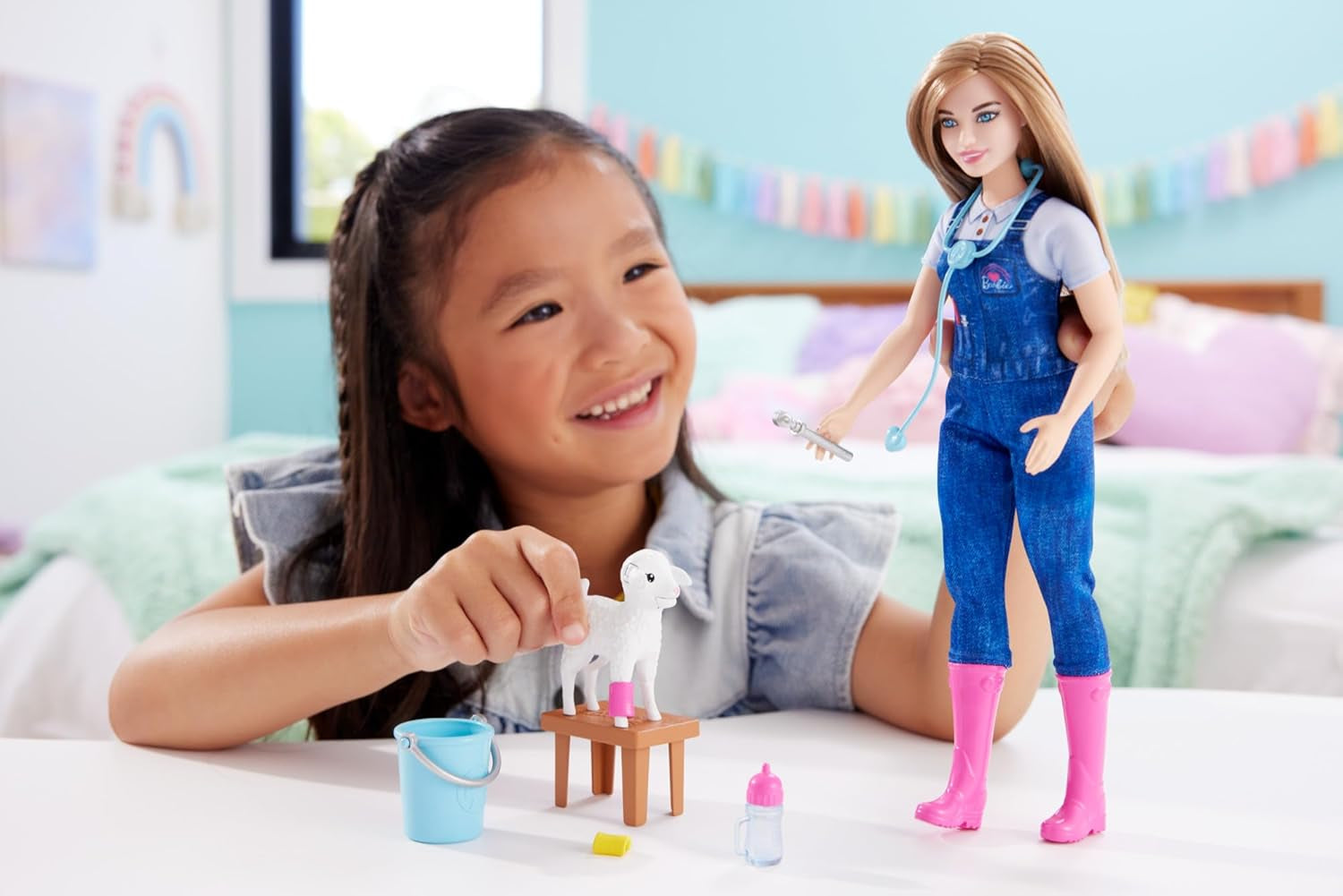 Barbie-Puppe zum 65. Jubiläum und 10 Zubehörteile, Hoftierärztin-Set mit Blonder Tierärztin-Puppe, Lamm mit bewegbaren Ohren und mehr, HRG42