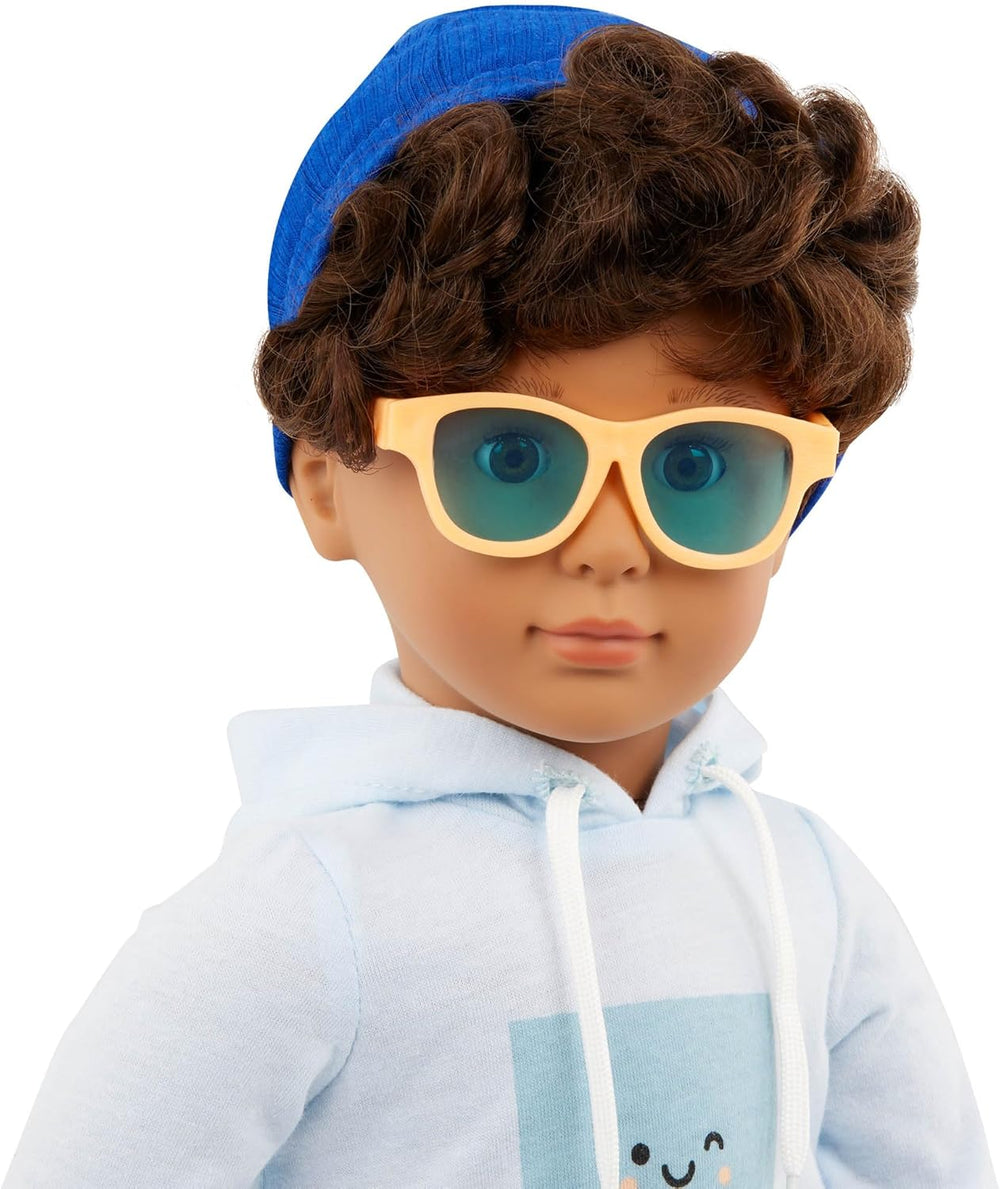 Our Generation - Milo - Poupée garçon de 46 cm - Yeux marron réalistes et cheveux bruns bouclés - Bagages à roulettes et accessoires de voyage - Jeu de simulation - Jouet pour 3 ans et plus