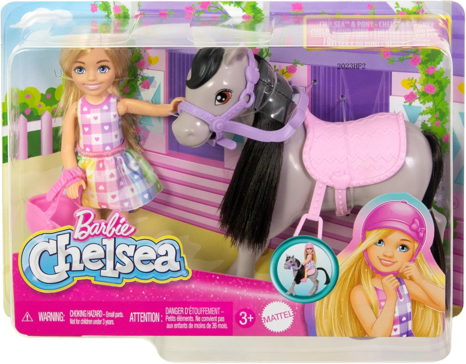 Poupée Barbie Chelsea and Ponies – Bouclez votre ceinture pour jouer et rouler en toute sécurité, selle et marches roses, comprend un casque et une jolie robe à carreaux, 3 ans et plus, HTK29