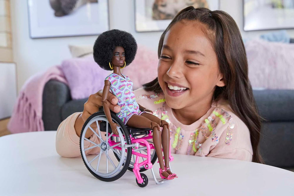 Barbie Fashionistas, mit schwarzen Haaren, im Rollstuhl mit farbigem Globalement, Rollstuhl mit Rampe, inkl. Poupée, cadeau pour enfants, jeu à partir de 3 ans, HJT14