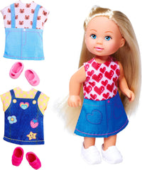 Poupée mannequin Simba Evi Love portant une jolie robe en jean, comprenant deux autres tenues avec d'adorables imprimés et des baskets, 12 cm, à partir de 3 ans