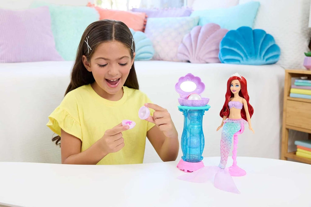 Mattel Disney Princess Toys, Make-up Shell Mermaid Arielle Fashion Doll cu coadă detașabilă, masă de machiaj cu 5 surprize pop-up repetabile și 5 accesorii, JBF86 Papusi Naty Shop