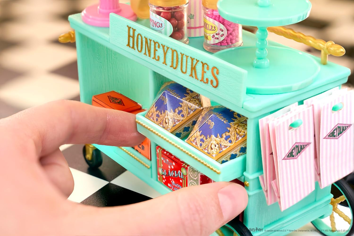 MGA's Miniverse Make It Mini Honeydukes Trolley - Mini-Sammlerstücke Harry Potter, 50+ Teile, Kunstharz-Bastelspiel, Nachgebildete Lebensmittel, Für Sammler & Kinder ab 8, Nicht ESSBAR