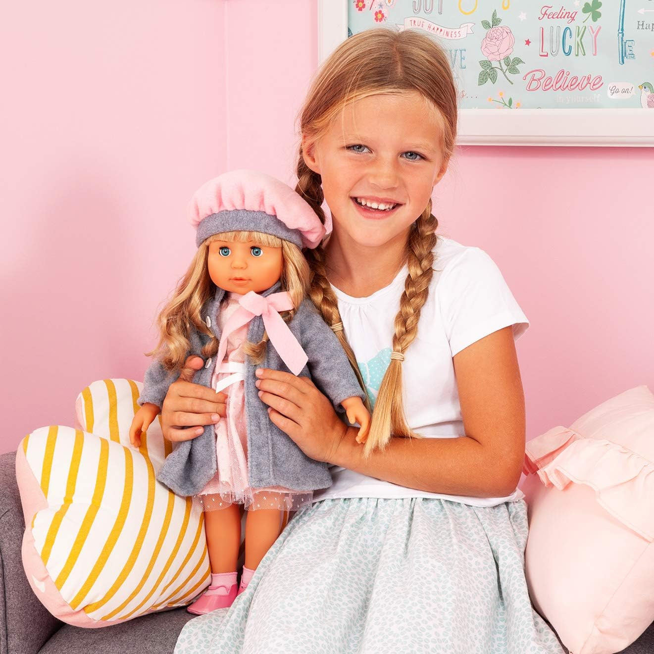 Bayer Design 94635AX Charlene Poupée fonctionnelle avec cheveux et yeux endormis, parle et chante 90 phrases, 2 poèmes et 8 chansons, 46 cm, poupée multi-accessoires, 1,30 kg, rose, gris