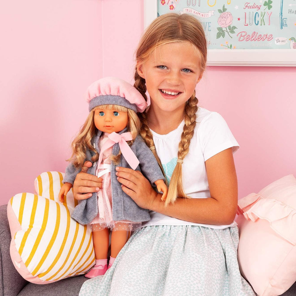 Bayer Design 94635AX Charlene Poupée fonctionnelle avec cheveux et yeux endormis, parle et chante 90 phrases, 2 poèmes et 8 chansons, 46 cm, poupée multi-accessoires, 1,30 kg, rose, gris