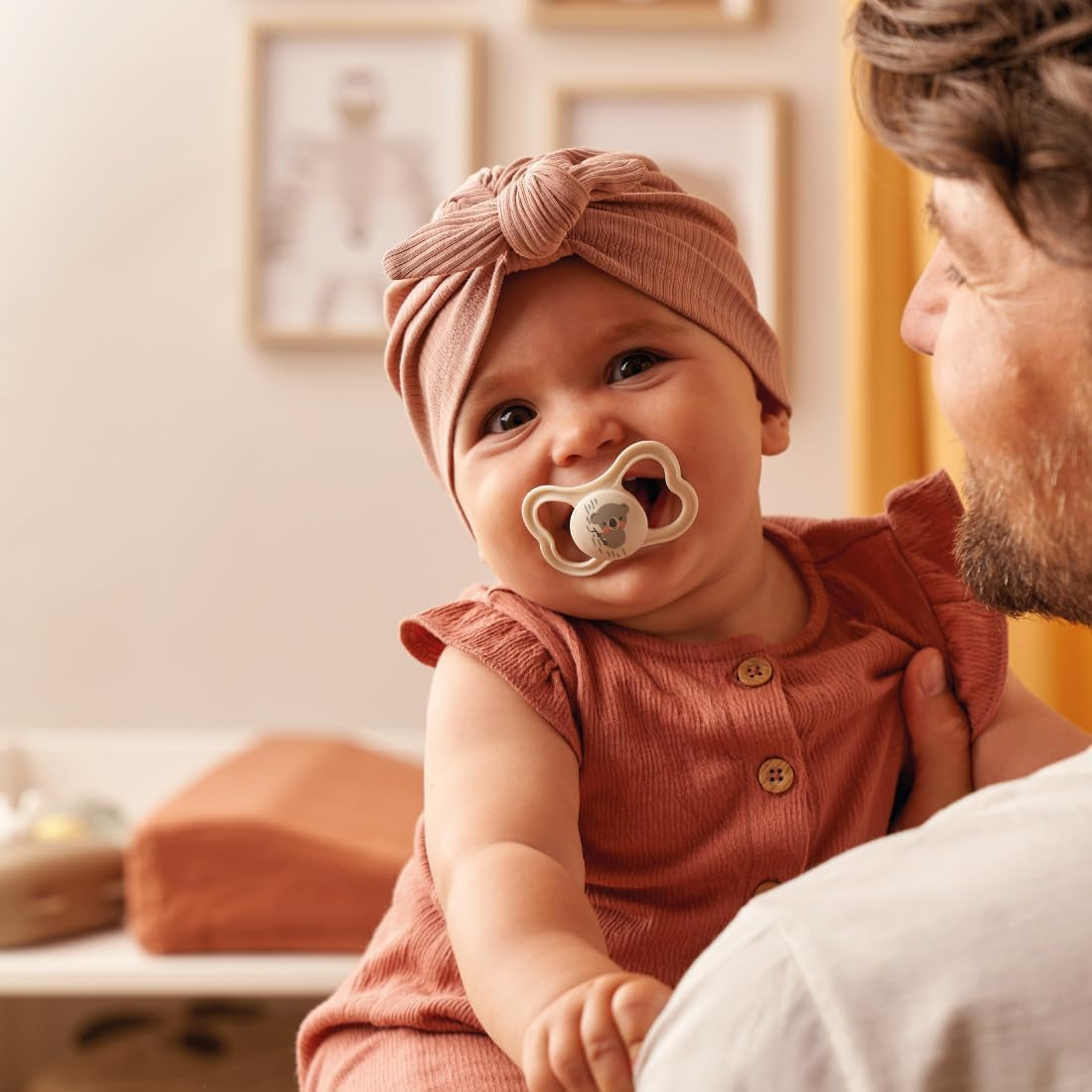 Sucette MAM Air Night 6-16 mois (paquet de 2) Sucette MAM 6-16 mois, brille dans le noir pour les peaux sensibles, accessoire pour bébé, paquet de 2 avec tétine en silicone et porte-tétine, neutre/vert