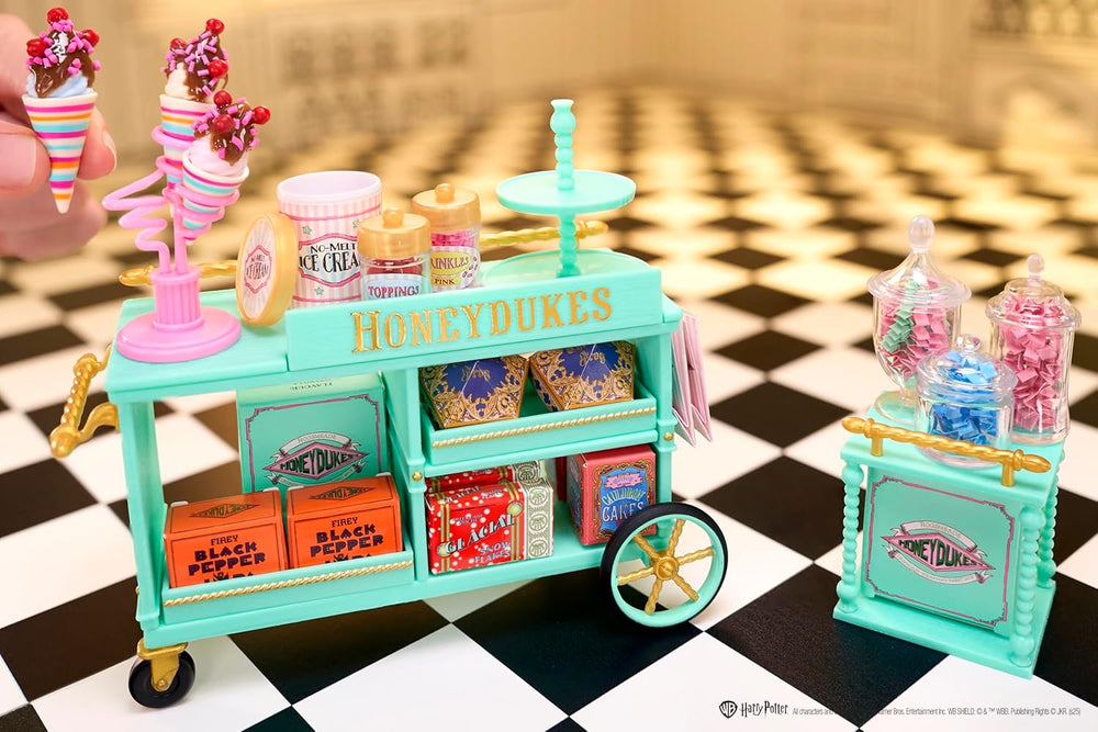 MGA's Miniverse Make It Mini Honeydukes Trolley - Mini-Sammlerstücke Harry Potter, 50+ Teile, Kunstharz-Bastelspiel, Nachgebildete Lebensmittel, Für Sammler & Kinder ab 8, Nicht ESSBAR
