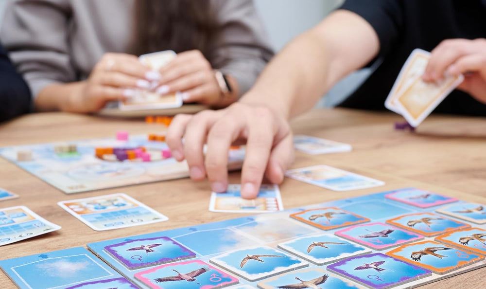 Zoch Above the Clouds - une course stratégique d'oiseaux migrateurs avec des cartes de manœuvre, des formations de vol intéressantes, un timing intelligent, un jeu de société pour les amateurs de stratégie et les familles, les enfants et les adultes à partir de 10 ans