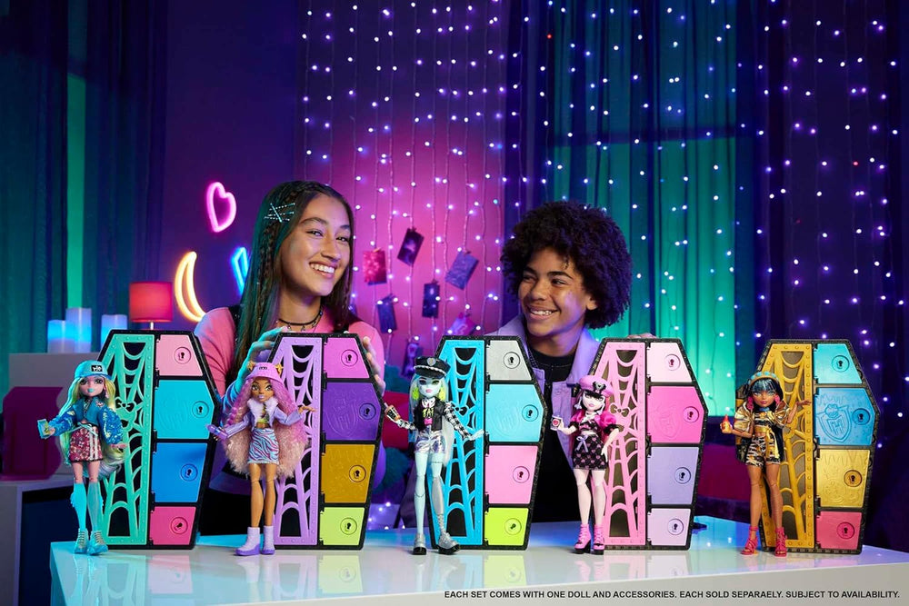 Monster High HKY62 - Ensemble poupée et mode, Frankie Stein avec armoire et plus de 19 accessoires, Skulltimate Secrets, jouet de poupée pour 4 ans et plus