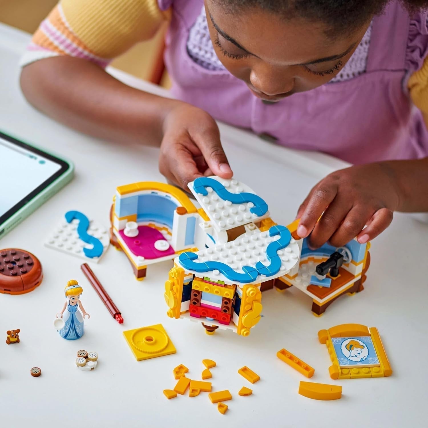 LEGO Ç€ Rochia prințesei Disney Cenușăreasa, jucărie pentru băieți și fete de la 9 ani - include un cuier pentru rochii, o mini păpușă Cenușăreasa și o figurină de șoarece - Playset creativ 43266 Seturi de constructie Besuche den LEGO-Store