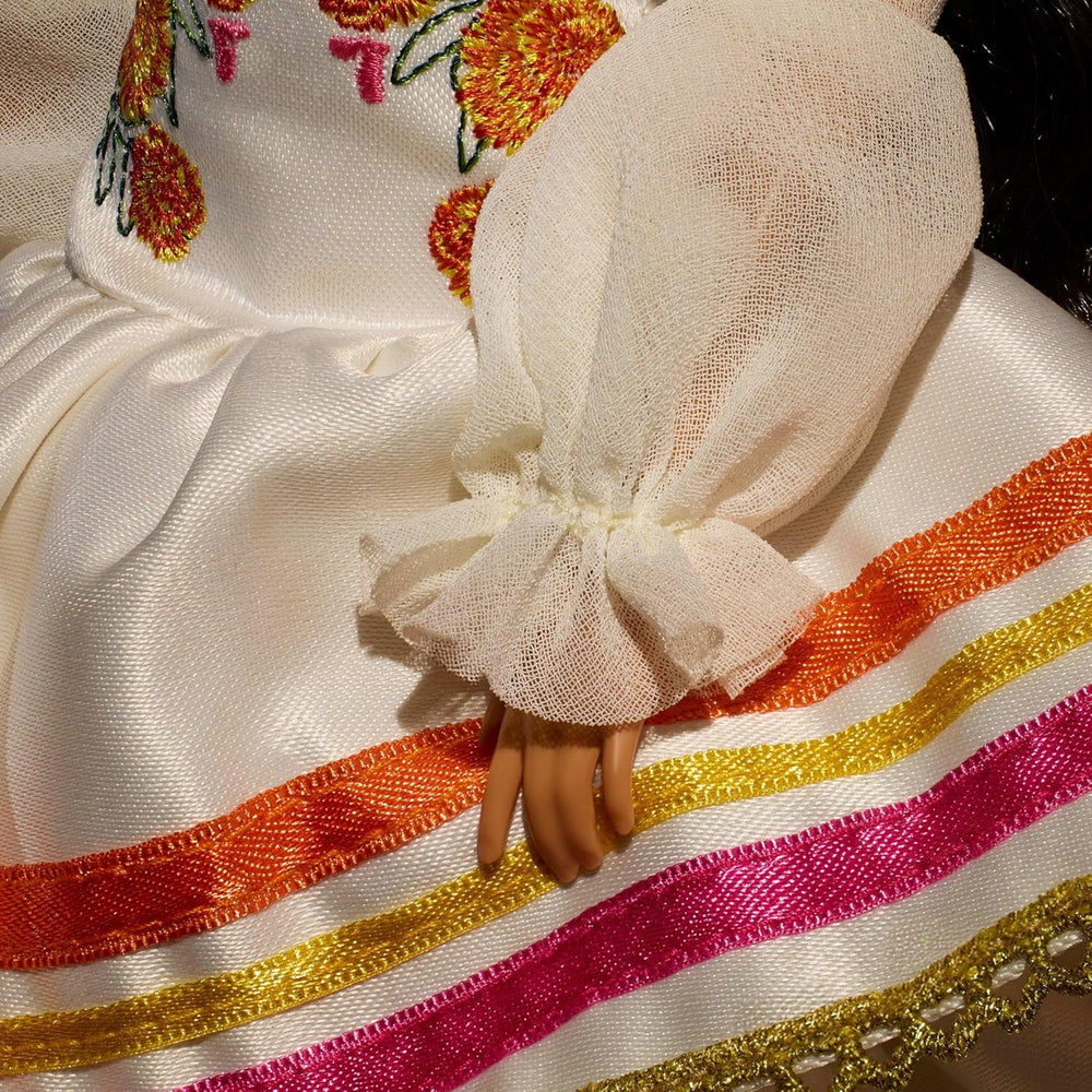 Barbie Signature Day of the Dead 2025 - Figurine de collection en robe crème avec volants, soucis et nœuds, couronne de fleurs dans les cheveux et peinture pour le visage Calavera, JBJ05
