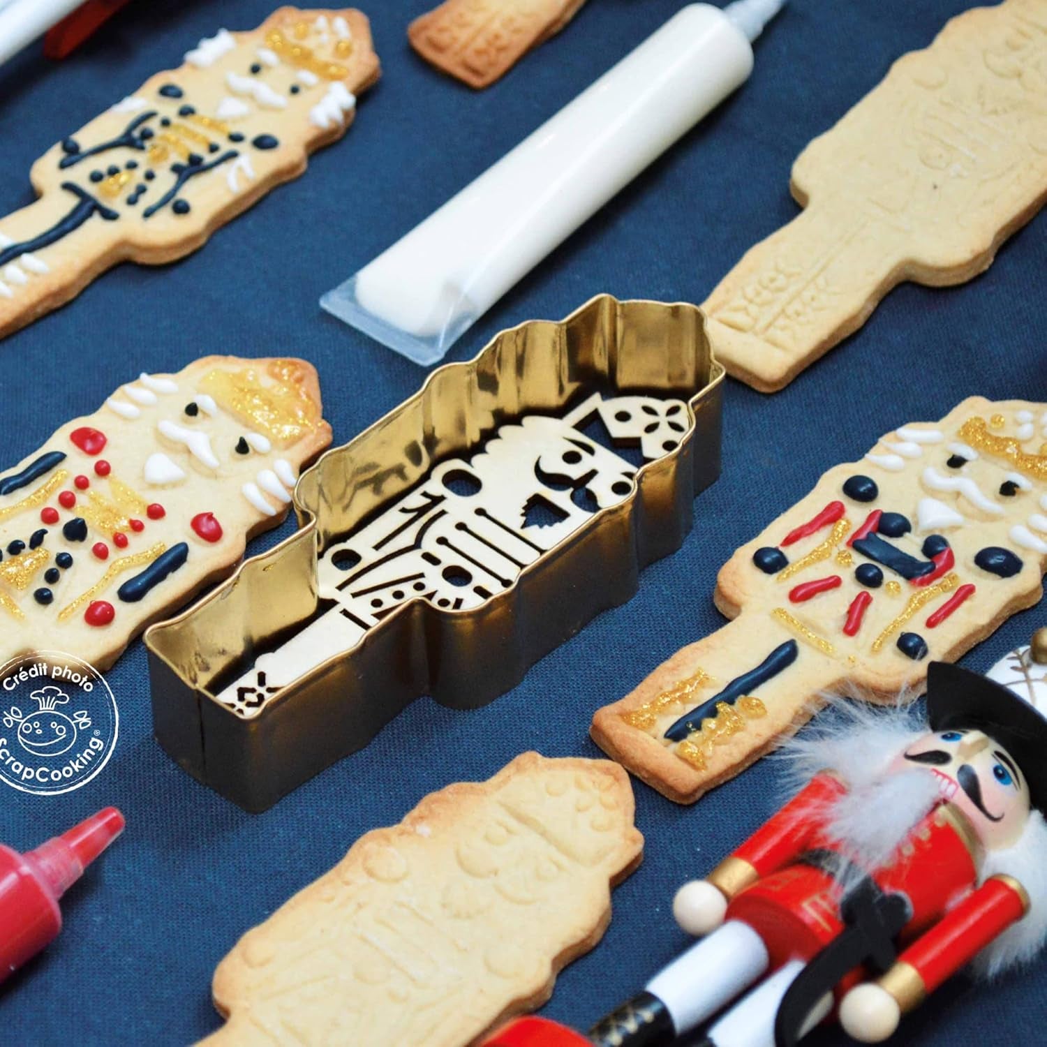 ScrapCooking - Set d'Emporte-pièces + Embosseur Casse-Noisette en Bois - Emporte-pièce de Noël en Acier Inoxydable pour Biscuits en Relief - Accessoire de Moule de Cuisson Sablé - Couleur Or - 2097