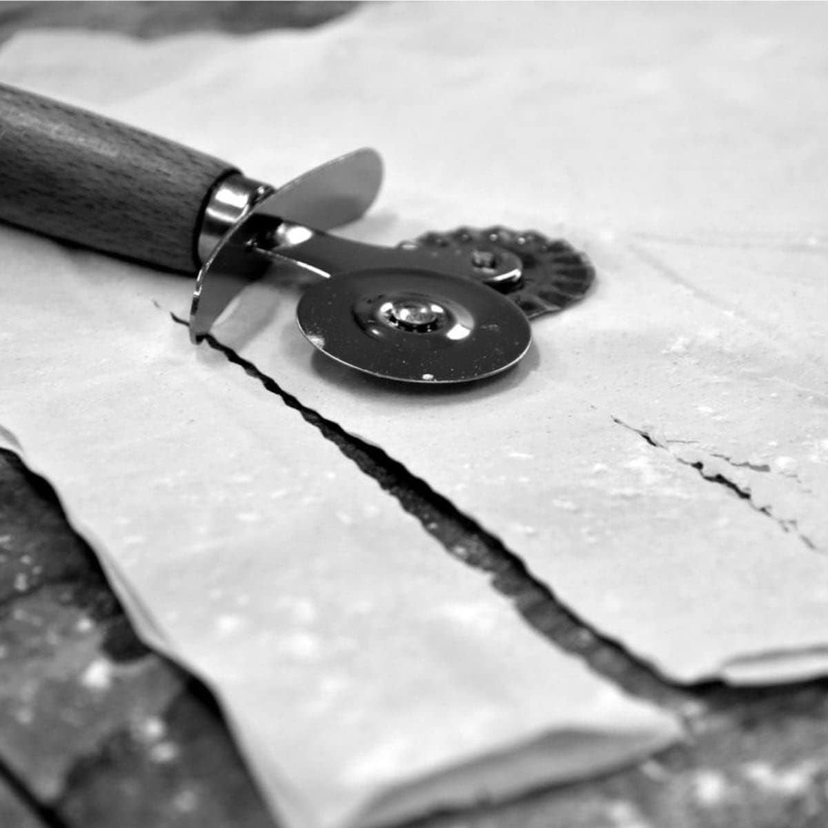 Fackelmann 40917 Rouleau à Pâtisserie, Roue à Ravioli en Acier Inoxydable pour Raviolis, Double Pointe, Acier Inoxydable, Bois, 16 cm