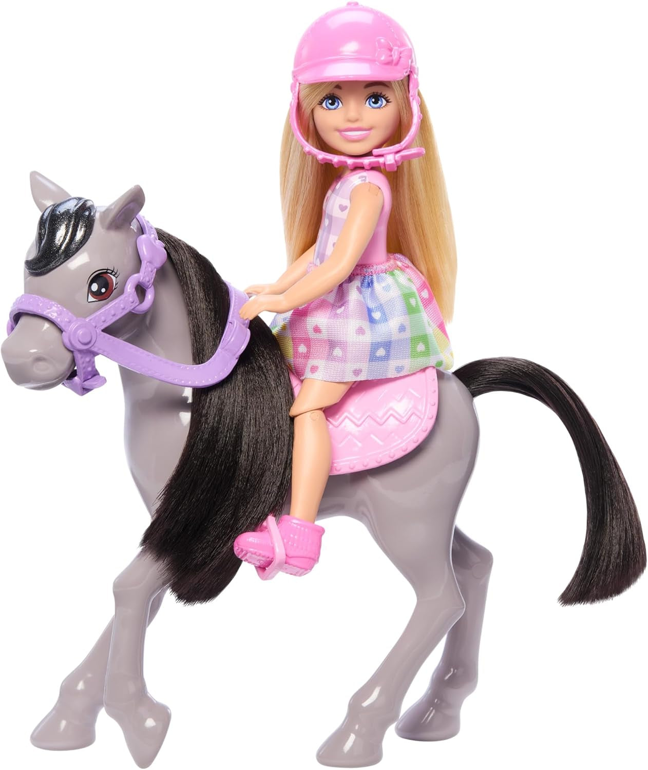 Poupée Barbie Chelsea and Ponies – Bouclez votre ceinture pour jouer et rouler en toute sécurité, selle et marches roses, comprend un casque et une jolie robe à carreaux, 3 ans et plus, HTK29