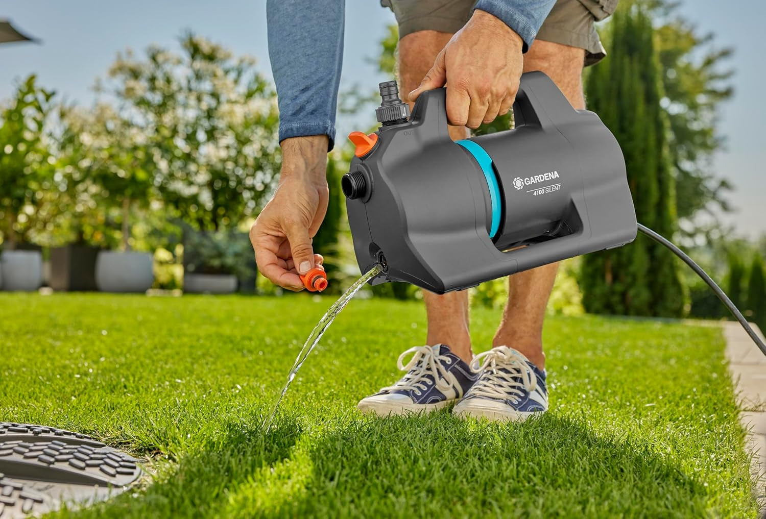 Ensemble Pompe de Jardin Silencieuse Gardena 4100 : Pompe d'Irrigation Très Silencieuse et Innovante avec Raccord d'Aspiration de 3,5 m et Tuyau Classique de 20 m, Débit 4100 L/h, Moteur 550 W, Étanche, Économique (9051-20)