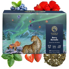 Blooms &amp; Leopard Premium Green Tea Bags – Amestec Berry Borealis cu hibiscus, afine, căpșuni și mentă verde – 20 pliculețe de ceai piramidale pentru ceai cald sau rece