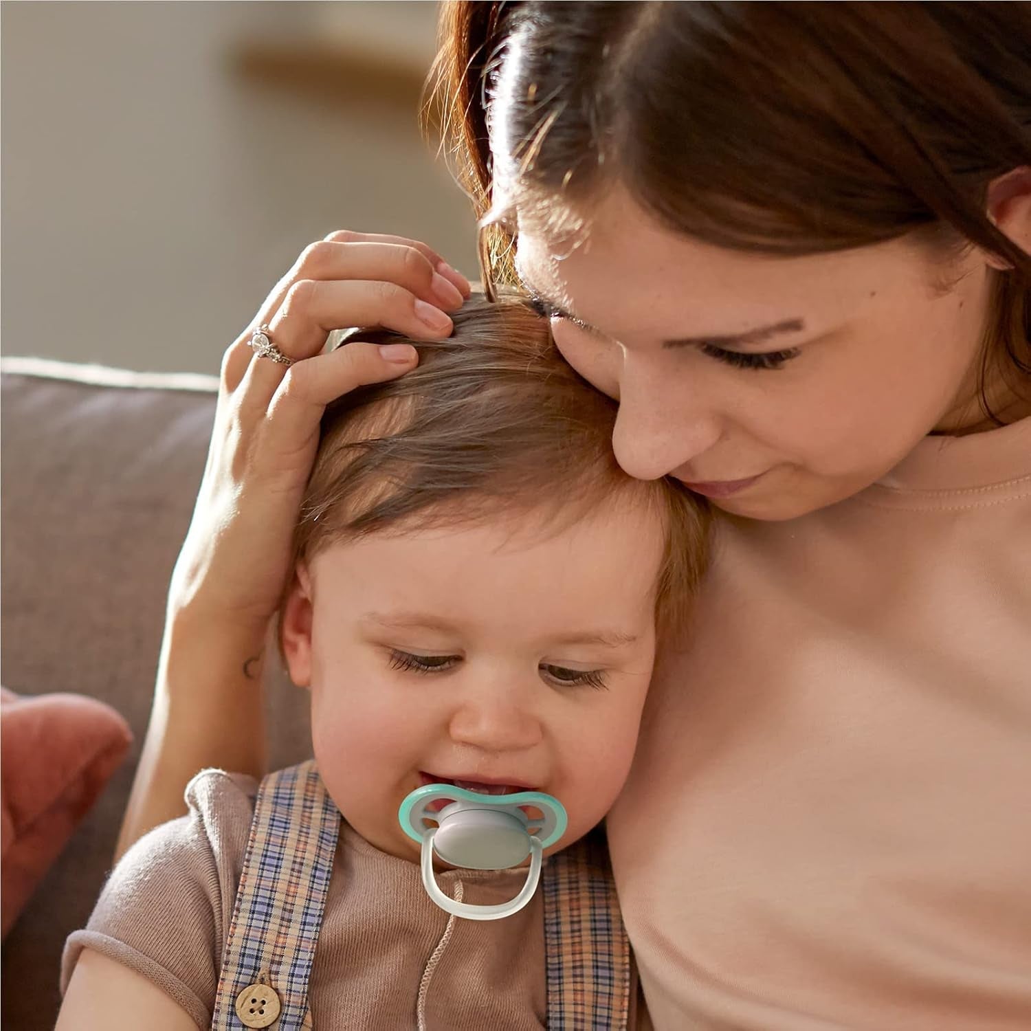 Philips AVENT Lot de 4 sucettes Ultra Air légères et respirantes : 2 sucettes phosphorescentes et 2 sucettes de jour, 18 mois+ (Modèle SCF349/43)