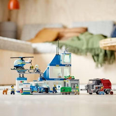 LEGO 60316 Le commissariat de police de la ville avec une voiture de police, une voiture et un hélicoptère, construit dans un bain avec 3 figurines, jeu de police pour garçons et filles à partir de 6 ans, jeu pour enfants