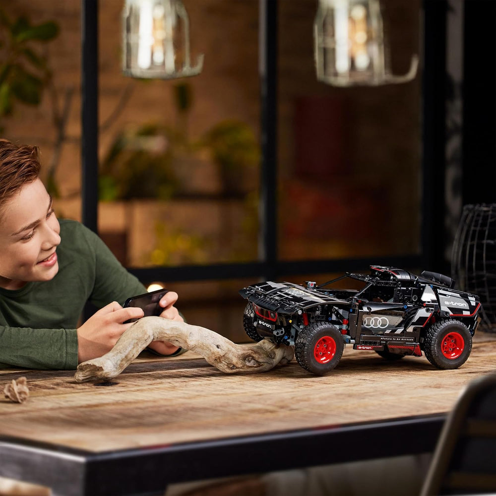 LEGO 42160 Technic Audi RS Q e-tron, véhicule de rallye automobile télécommandé, véhicule de rallye de rallye Dakar, pilote d'application RC avec Control+, conçu pour les jeunes, les filles et les fans à partir de 10 ans pour la construction