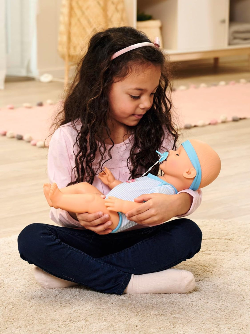 Simba 105030044 - Poupée nouveau-né - Garçon, poupée entièrement en vinyle avec yeux endormis, fonction boire et mouiller et accessoires, 8 pièces, 43 cm, poupée bébé, à partir de 3 ans