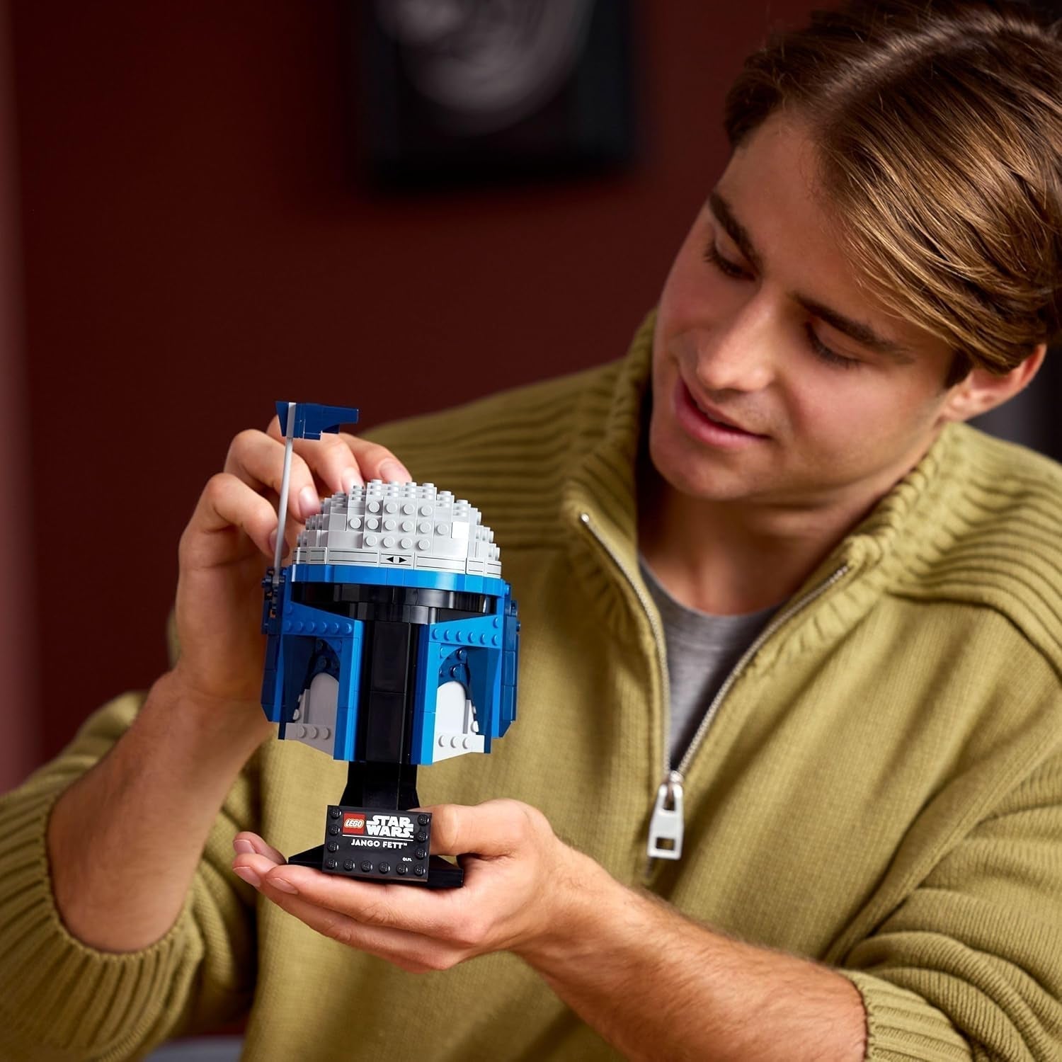 LEGO Star Wars 75408 Casque Jango Fett - Ensemble de construction Mandalorien pour adultes - Modèle avec support, plaque signalétique et antenne réglable - Cadeau pour les fans de L'Attaque des Clones Besuche den LEGO-Store