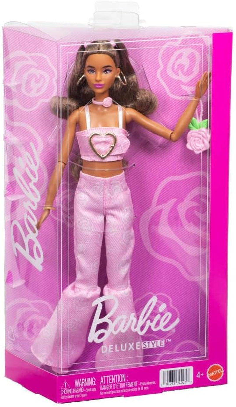 Barbie Deluxe Style-Puppe Nr. 12 in rosa bauchfreiem Denim-Oberteil mit ausgestellten Jeans mit aufgedruckten Rosen, gewellte braune Haare, Zubehörteile wie Rosen-Handtasche und Schmuck,JJN72