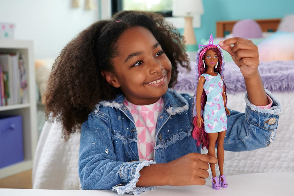 Poupée Barbie cheveux élégants et amusants avec cheveux noirs colorés extra longs et robe rose scintillante 10 accessoires de coiffure et de mode JDC86