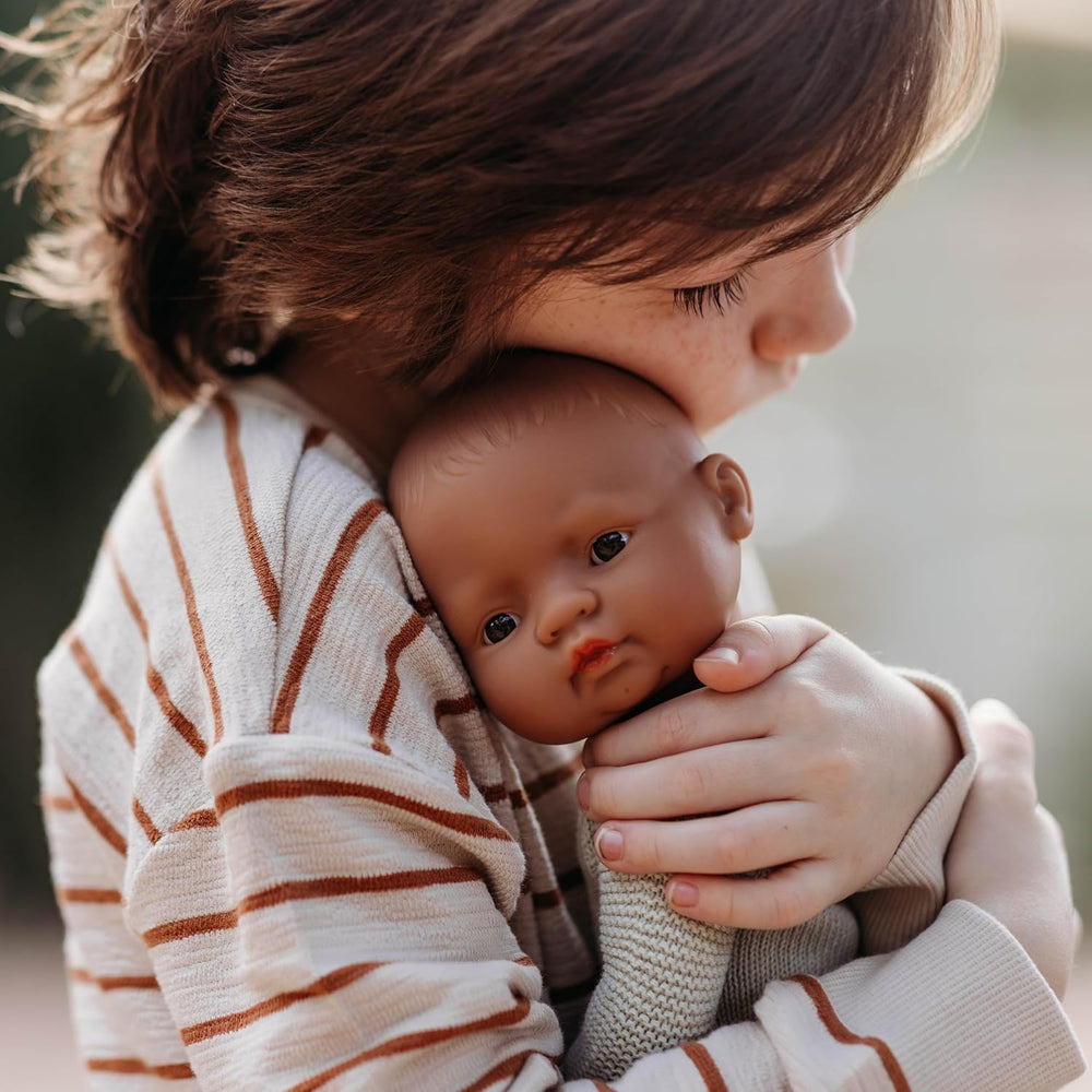 Miniland 31037 - Bébé Südamericanischer Junge Tüte - sans sous-vêtements, 32 cm