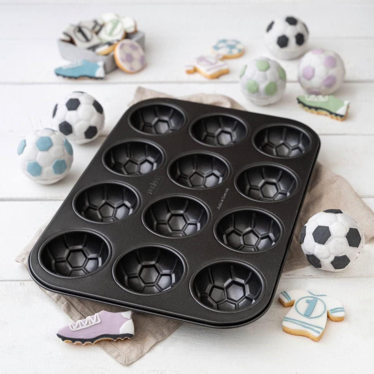Zenker 12Er Muffinform – Muffinbackblech Für Muffins Und Cupcakes Aus Der Serie Soccer Baking– Hitzebeständiges 12Er Muffinblech Mit Antihaftbeschichtung, Schwarz Moules et plaques pour la pâtisserie Naty Shop