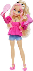 Poupée et accessoires Barbie Dream Besties, parfaite poupée Barbie Malibu avec cheveux blonds clairs, 11 pièces pour le maquillage et les cheveux à thème, HYC21