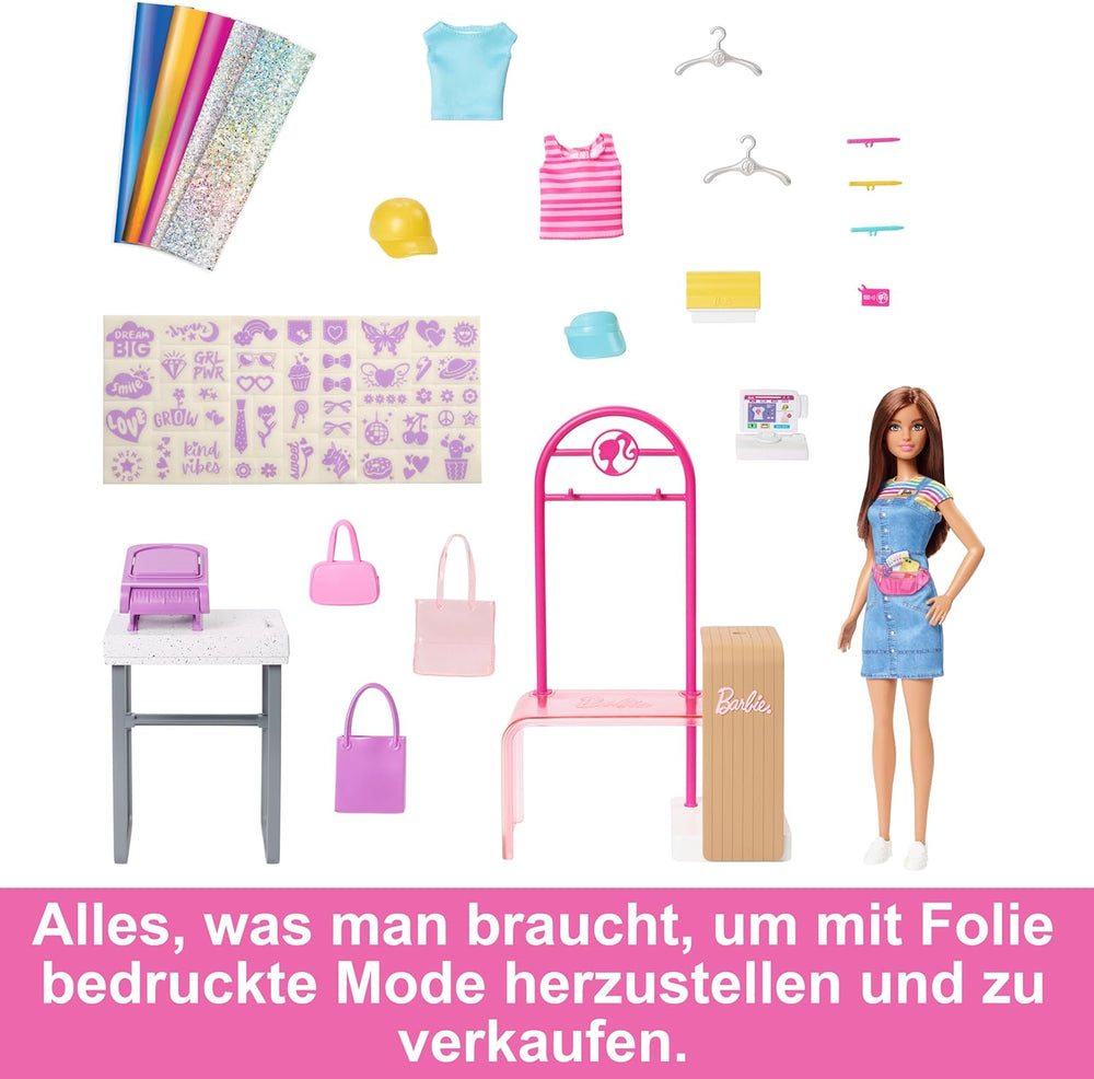 Barbie Fashion Boutique Playset – Poupée à motif aluminium, plus de 150 looks originaux, comprend 2 chemisiers et 5 feuilles aluminium, un portant et un lecteur de cartes de crédit, à partir de 3 ans, HKT78