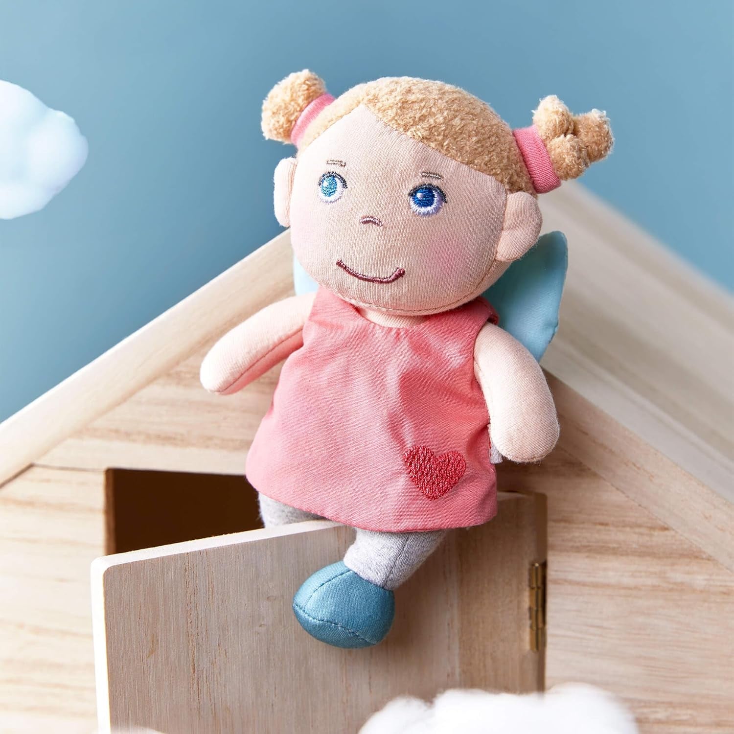 HABA Guardian Angel Lore - Poupée textile moelleuse (15 cm), cadeau de bienvenue parfait pour les bébés et les jeunes enfants - Lavable à 30 °C - 2011870001