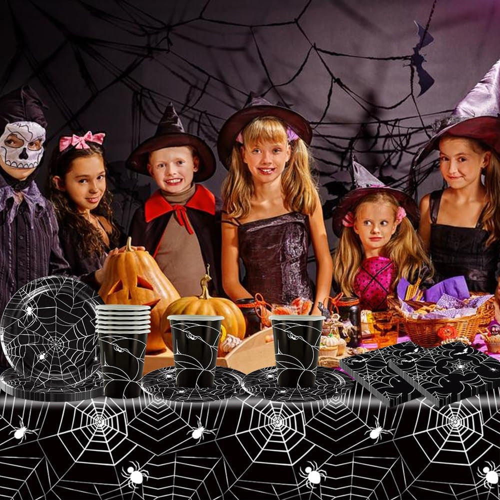 Ensemble de couverts en papier Halloween Spider de 49 pièces comprenant des assiettes, des serviettes, des verres et une nappe. Vaisselle noire avec assiettes à dessert, serviettes et verres.