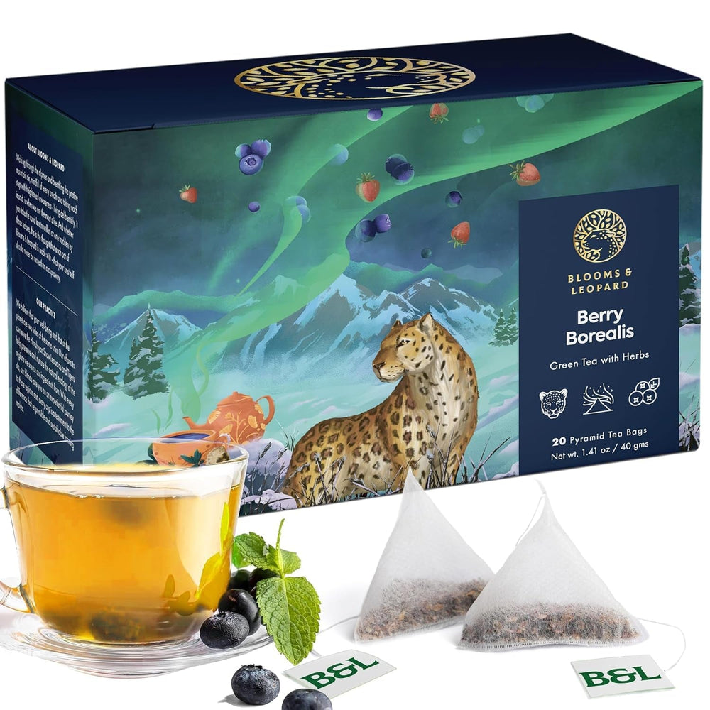 Blooms &amp; Leopard Premium Green Tea Bags – Amestec Berry Borealis cu hibiscus, afine, căpșuni și mentă verde – 20 pliculețe de ceai piramidale pentru ceai cald sau rece