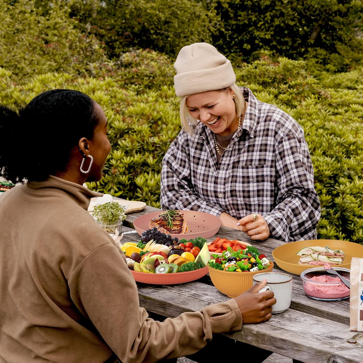 Ensemble de couverts indestructibles pour 6 personnes Ensemble de couverts de camping 66 pièces Ensembles de couverts de pique-nique en plastique Ensemble de couverts en plastique léger et coloré pour barbecue Assiettes de service Bols
