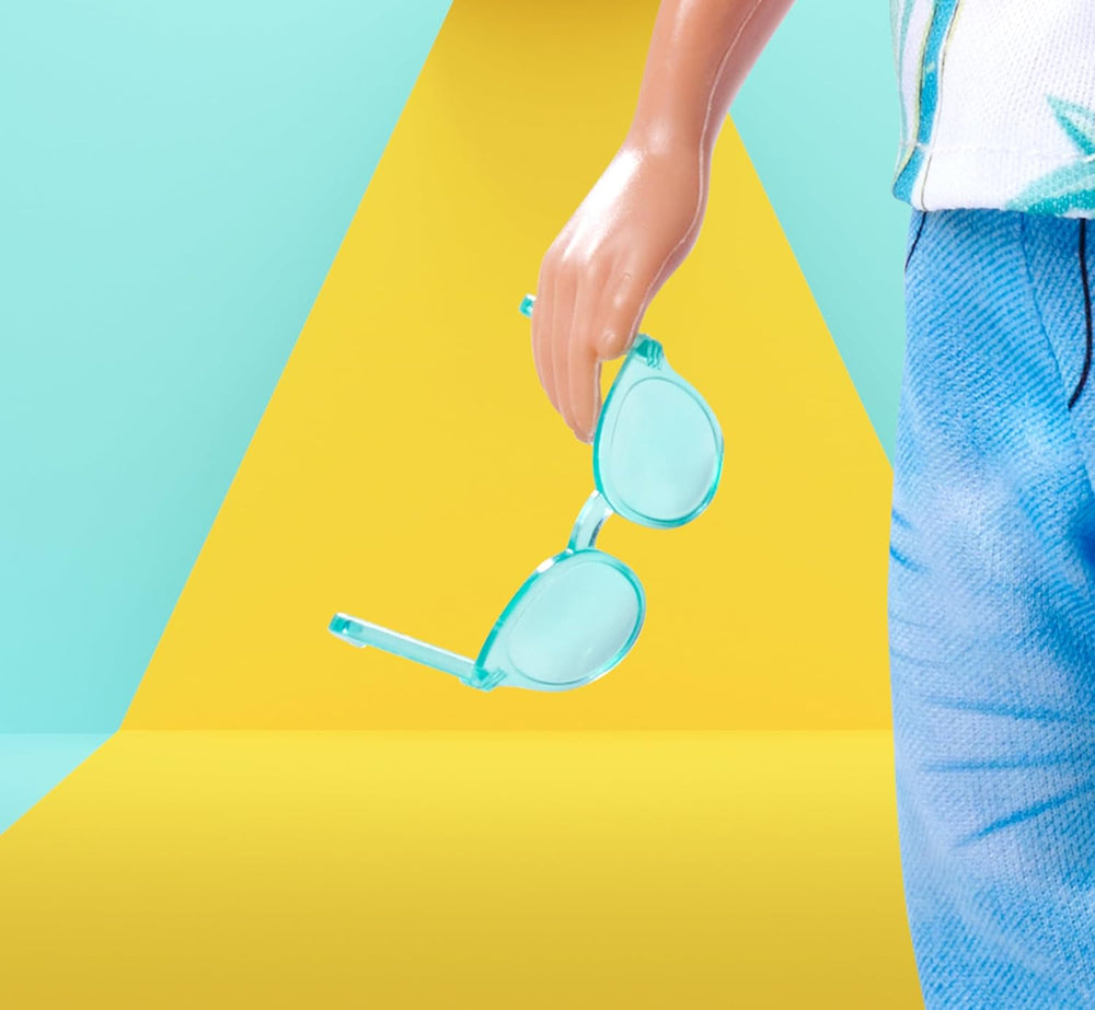 Poupée Simba Steffi Love Kevin portant un haut à imprimé palmiers et un jean cool, avec lunettes de soleil, 30 cm, à partir de 3 ans