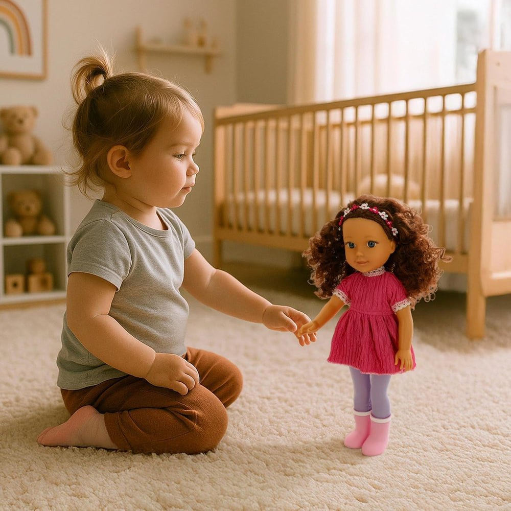 Mara 39361 Kinderpuppe, beweglich, 36 cm, lockiges braunes Haar, lässiger Stil, inklusive Kleidung, realistische Puppen, Spielzeug für Kinder ab 3 Jahren, Kinder
