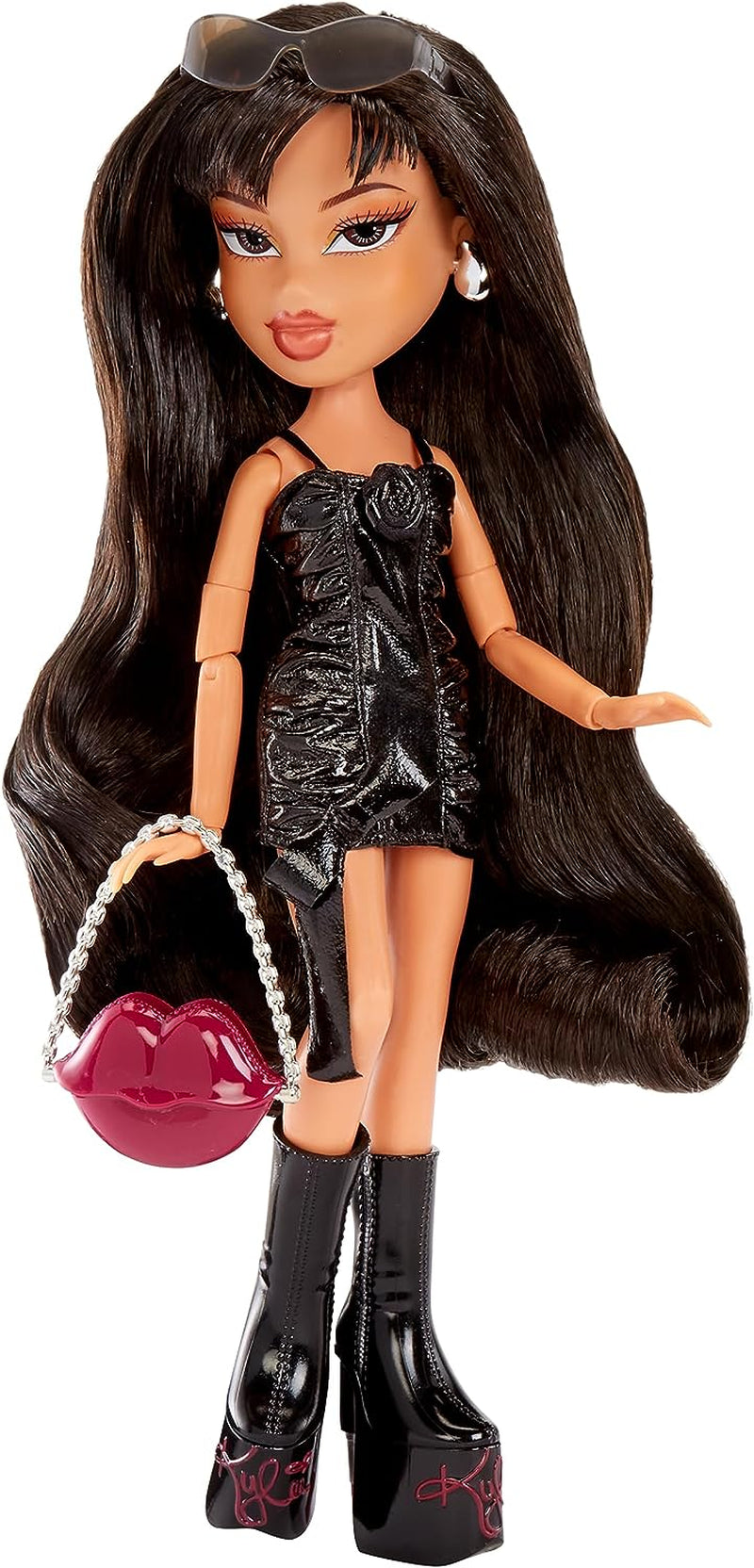 Bratz x Kylie Jenner - Day Modepuppe - Sammlerpuppe mit Tagesoutfit, Accessoires und Poster - Für Kinder und Sammler ab 6 Jahren, Veganes Lackleder