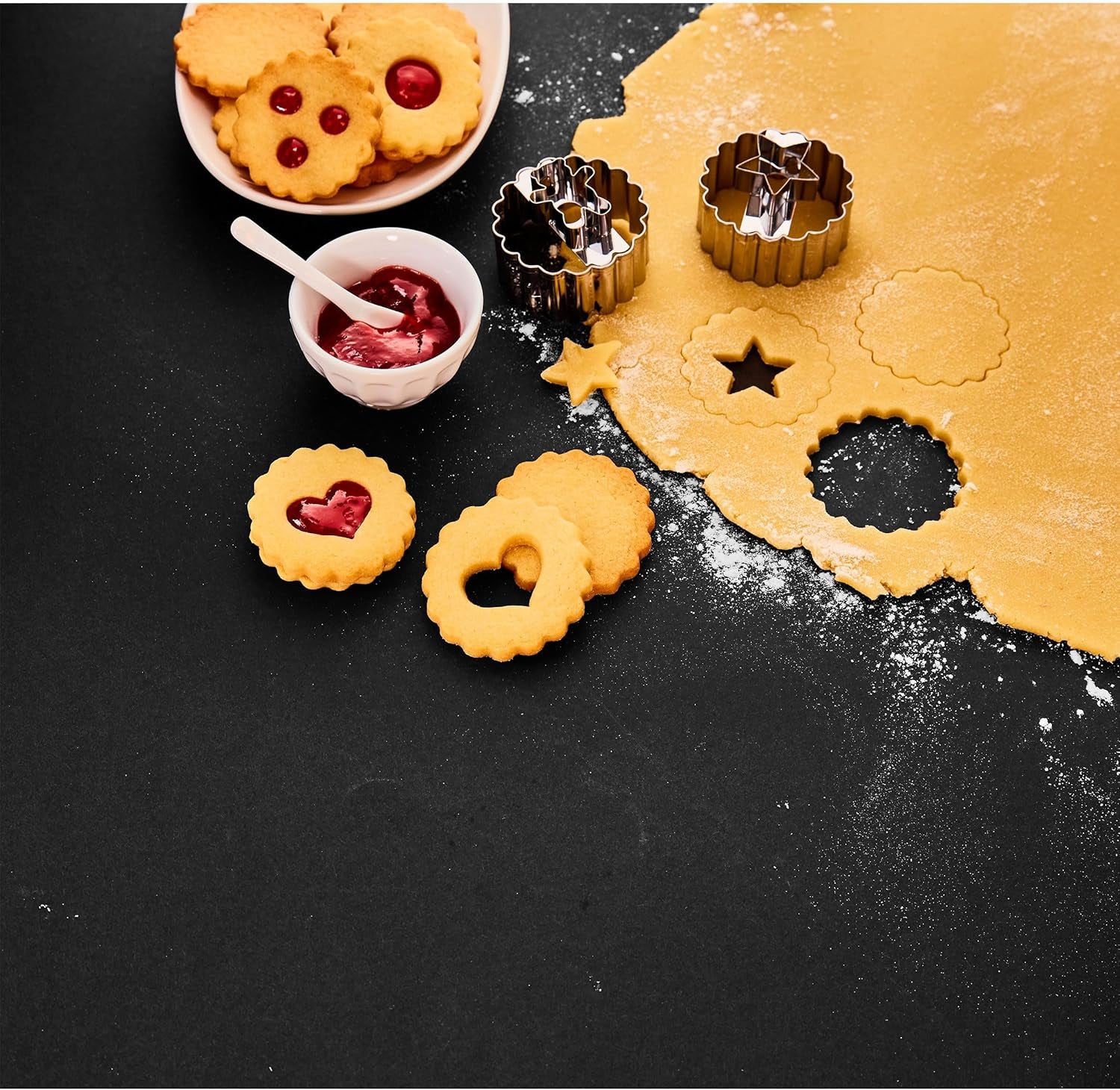 Birkmann Emporte-pièce Linzer 3 trous pour couper et décorer les biscuits, pâte d'amande et fondant, acier inoxydable, passe au lave-vaisselle, taille : 10 cm…