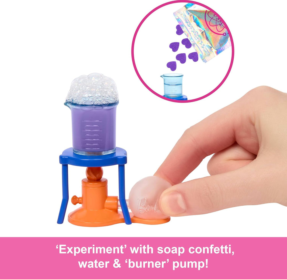 Poupée scientifique Barbie et accessoires avec poupée blonde tendance, table de laboratoire, microscope, bécher à changement de couleur et boîte de Pétri, JCR70