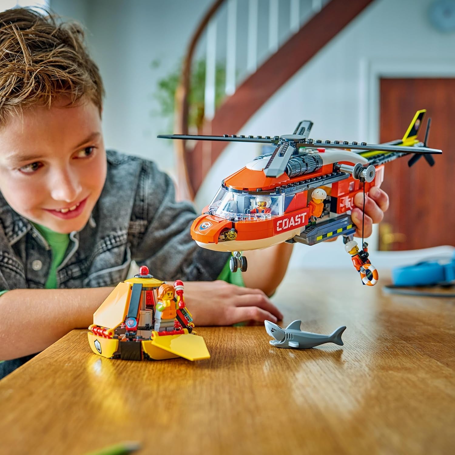 LEGO City Hubschrauber der Küstenwache - Spielzeug Einsatzfahrzeug - Modellbau mit Schiebetüren, Winche, 4 Minifiguren und Hai Figur - Geburtstagschenken für Jungen ab 7 Jahren - 60503